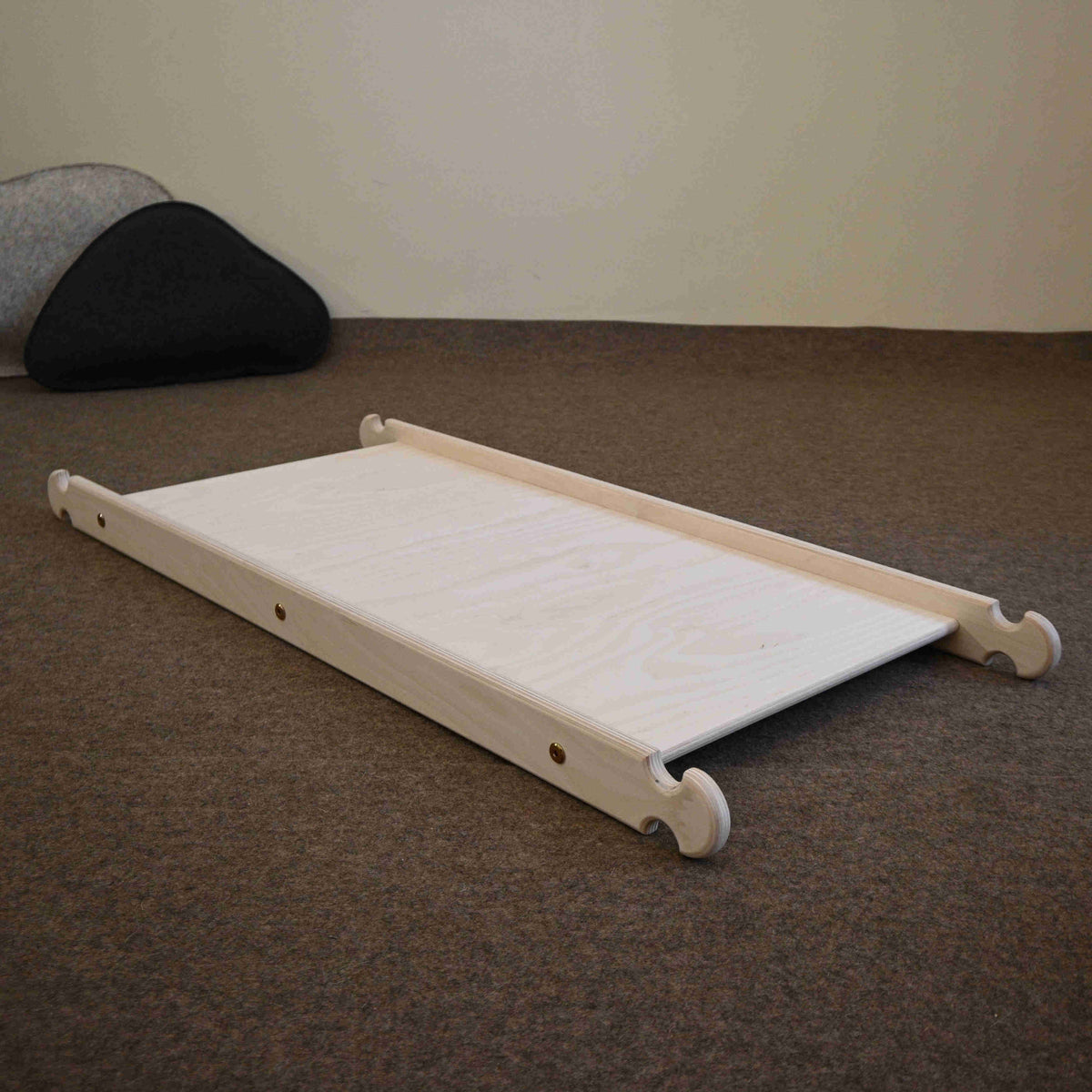 Steps-Seite des Kletterbretts mit Kletterstufen aus Holz