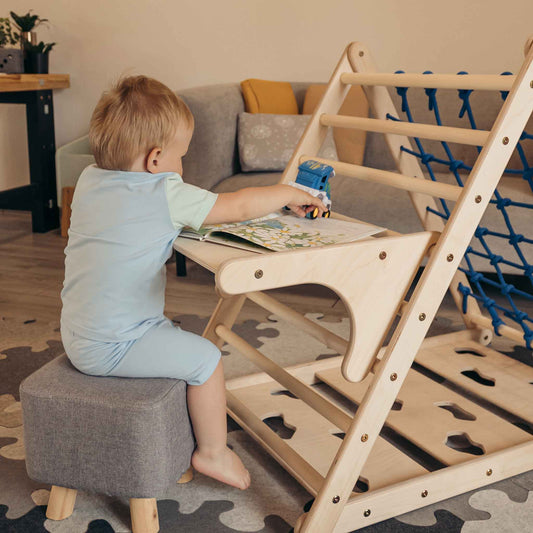 Maltisch am Kletterdreieck als Sitz- und Maltisch für Kinder