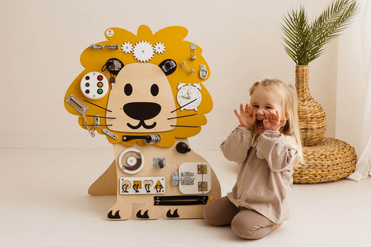 Motorikwand Leo Löwe mit vielen Aktivitäten für Kinder