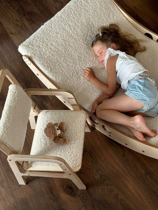 Weiße Plüsch-Spielmatratze als weiche Unterlage für Kinder