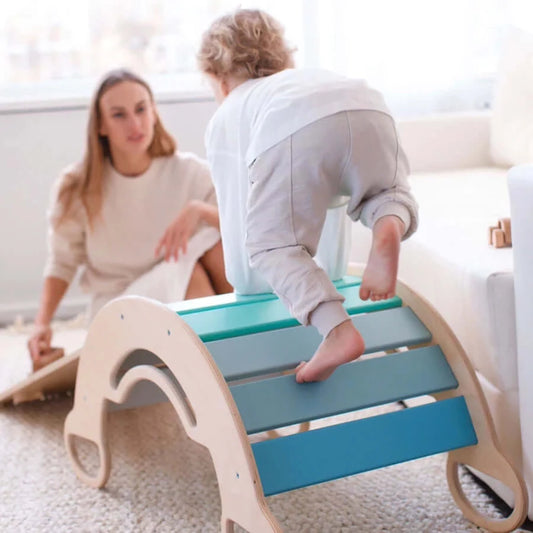 Mintfarbener Montessori Kletterbogen als Wippe genutzt