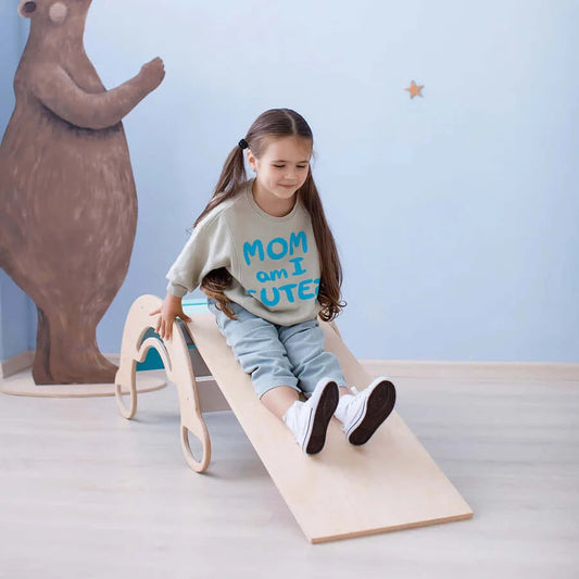 Mintfarbener Kletterbogen mit angelegter Rutsche