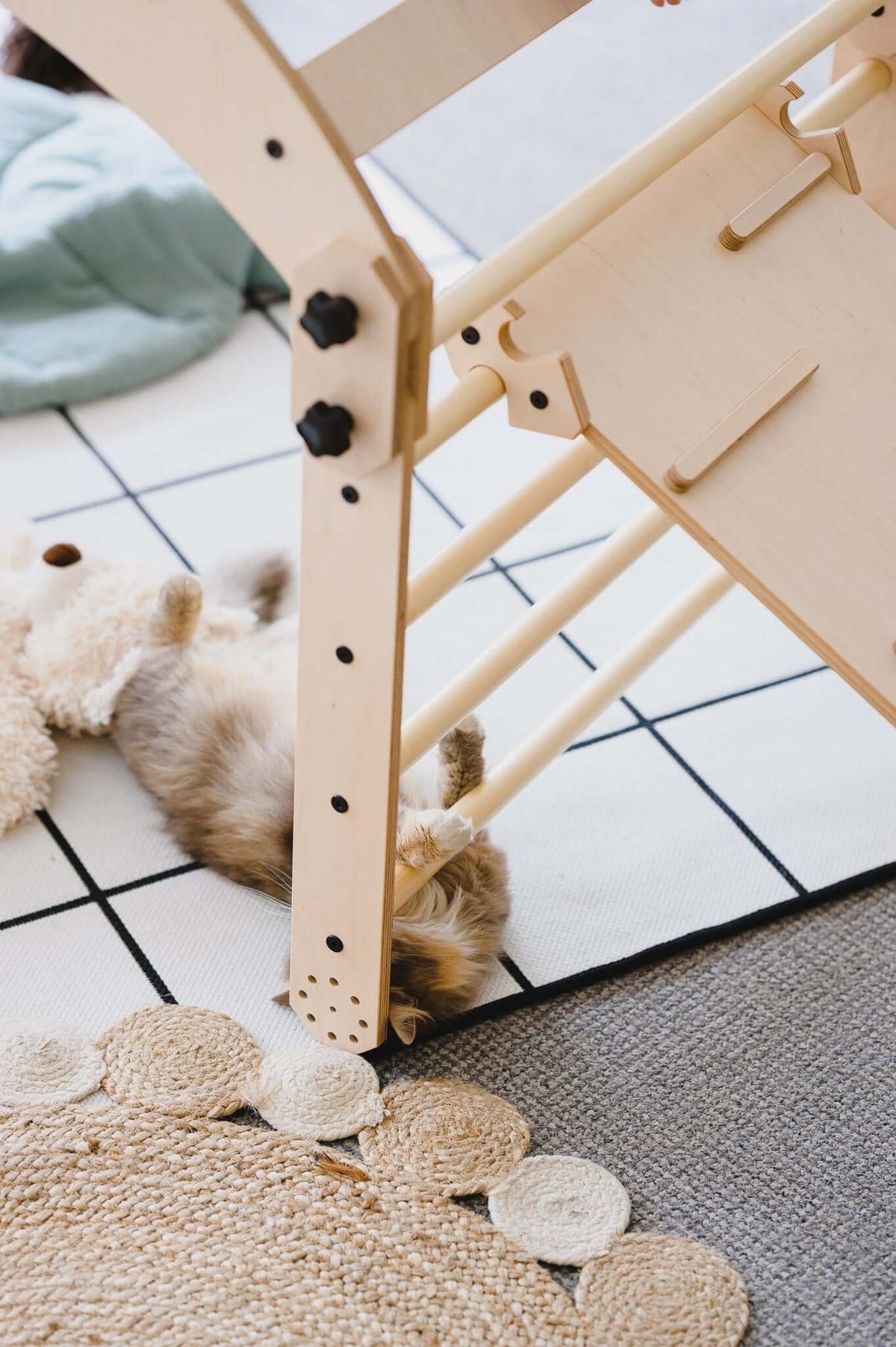 Albero Bergsteiger als wandelbarer Indoor-Spielplatz nach Pikler und Montessori