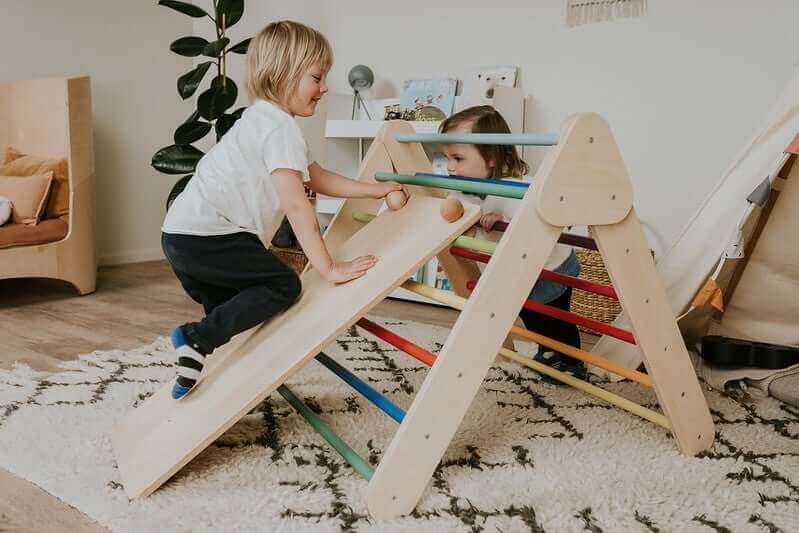 Pikler Kletterdreieck aus Holz, erweiterbar um Rutschbrett und Balance Board