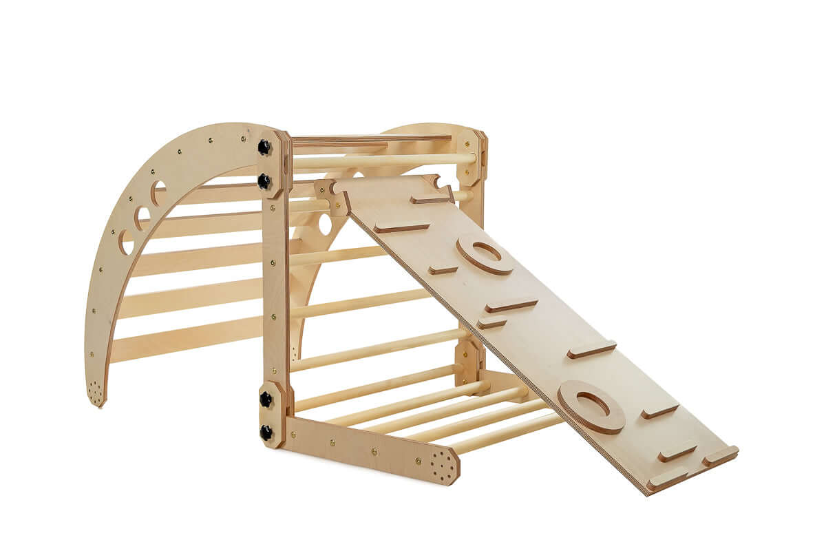 Albero Bergsteiger Kletterdreieck und Bogen im Kinderzimmer aufgebaut