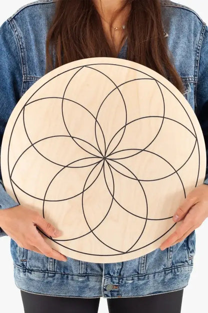 Kind balanciert auf dem runden Balance Yoga Board