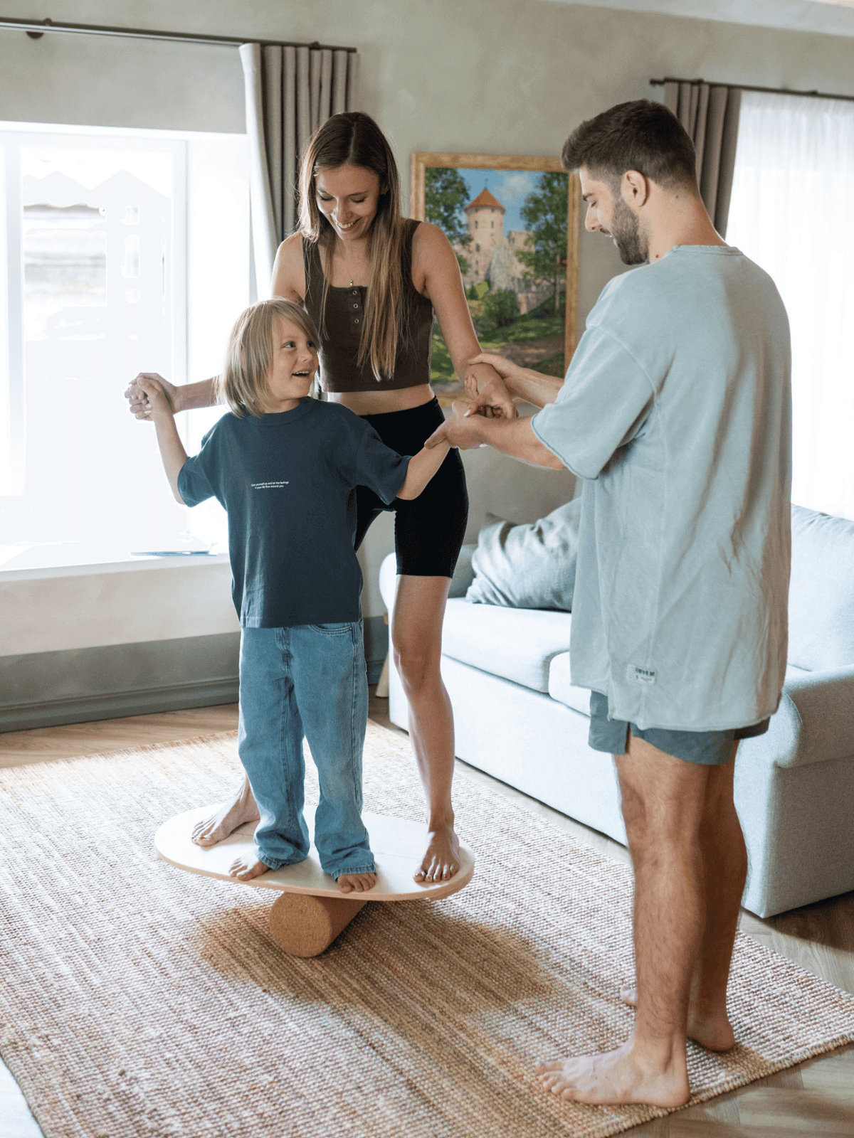 Kind balanciert auf dem Balance Board aus Holz