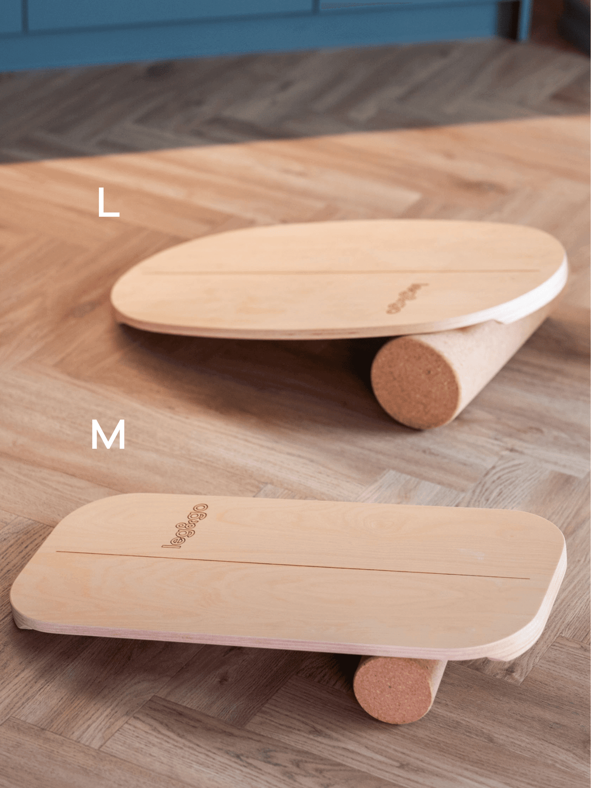 Gebogenes Balancierbrett aus Holz für Kinder