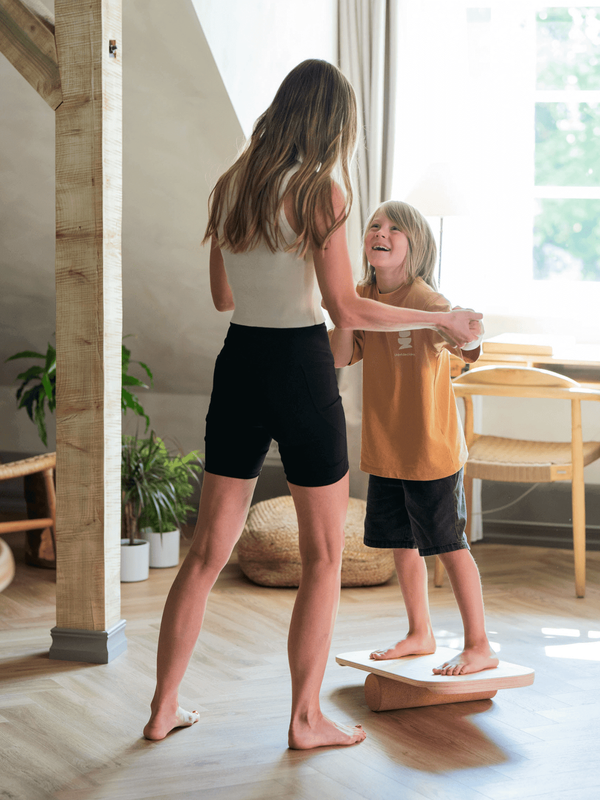 Balance Board aus Holz im Detail mit geschwungener Form