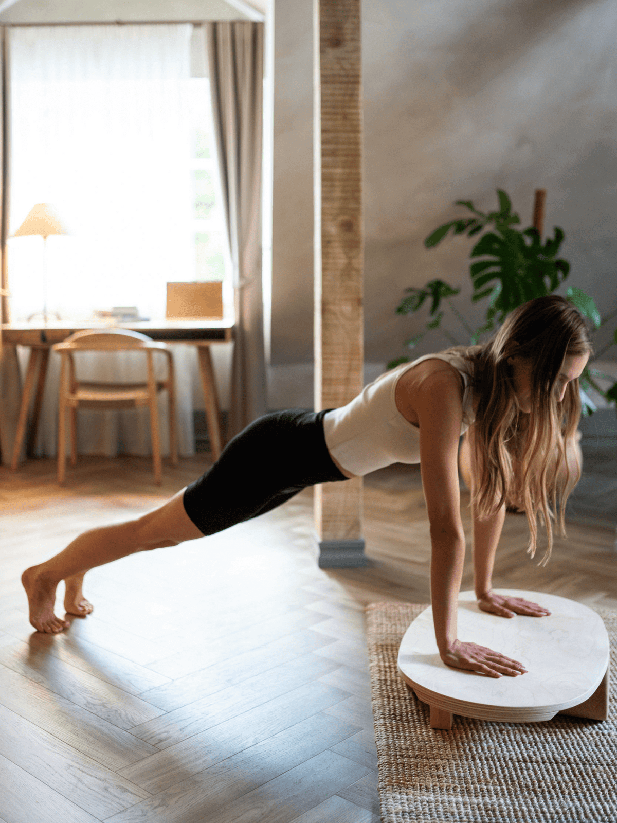 Kind spielt auf dem Holz-Balance-Board