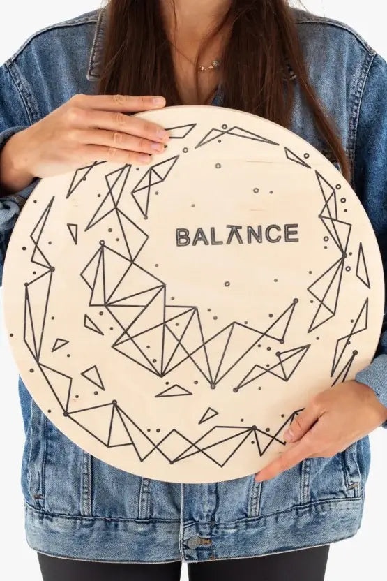 Rundes Yoga Board aus Holz als Bewegungsgerät für Kinder