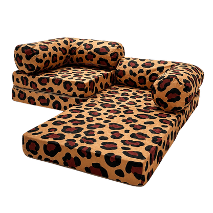 Kindersofa Leopard – Kind spielt auf dem Spielsofa