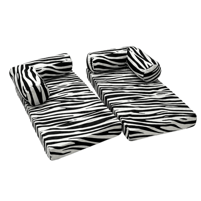 Kindersofa Zebra – Kind spielt auf dem Sofa