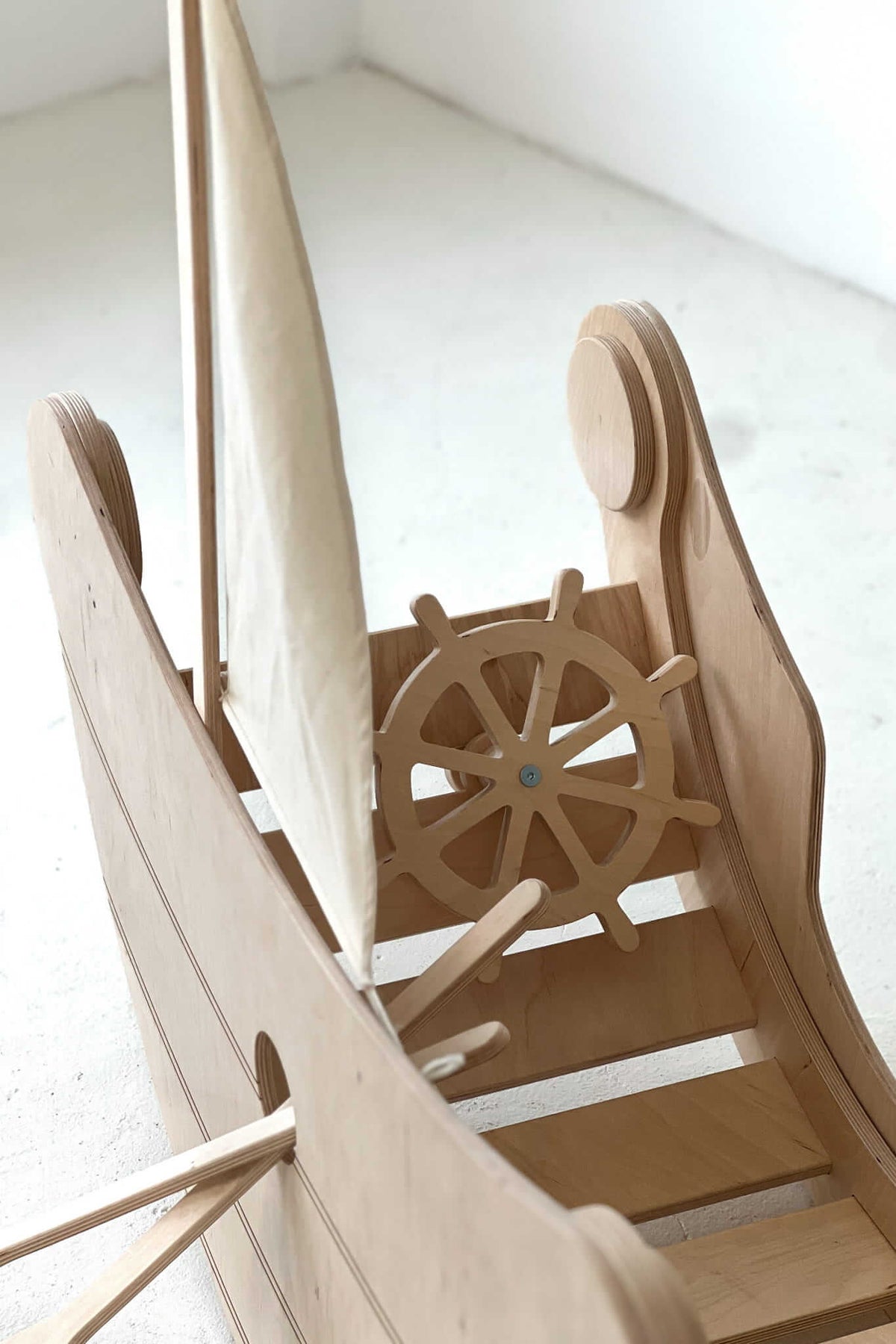 Holz-Schiffaufsatz verwandelt den Kletterbogen in ein Spielboot