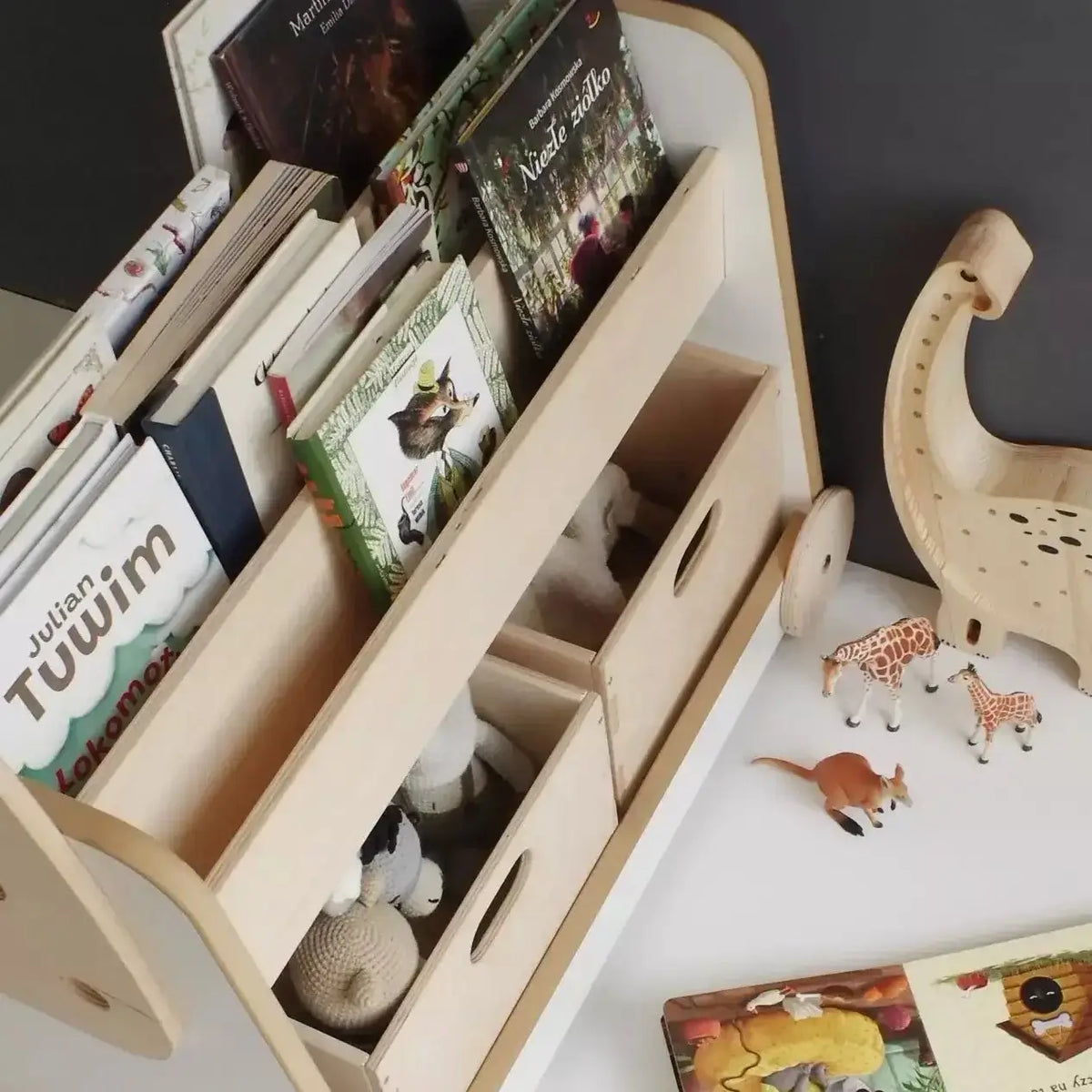 Bücherregal auf Rädern aus Holz im Kinderzimmer