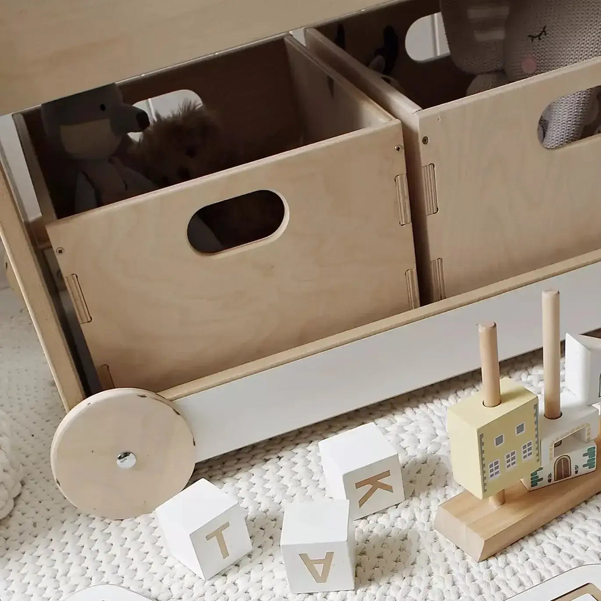 Bücherregal aus Holz auf Rädern im Detail