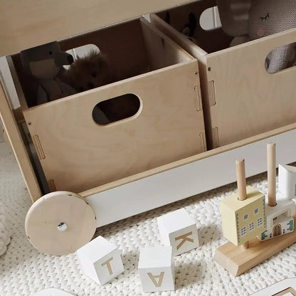 Bücherregal aus Holz auf Rädern im Detail