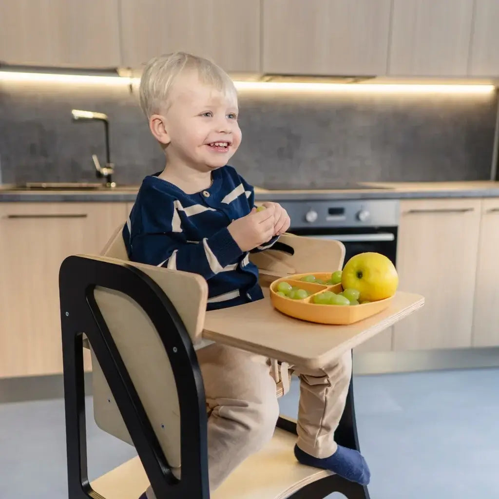 Esstisch für den Lernturm als Sitzplatz für Kinder