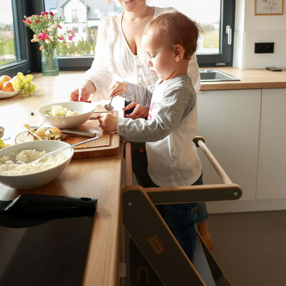 Faltbarer Küchenhelfer, versch. Farben, extradünn: Kind lernt mit Mama in der Küche, lernt selbstständig und mit Freude.