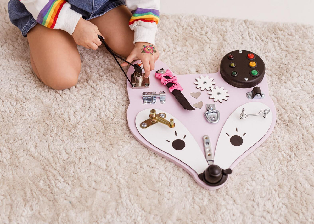 Kind spielt mit dem Mini Motorikbrett Fuchs