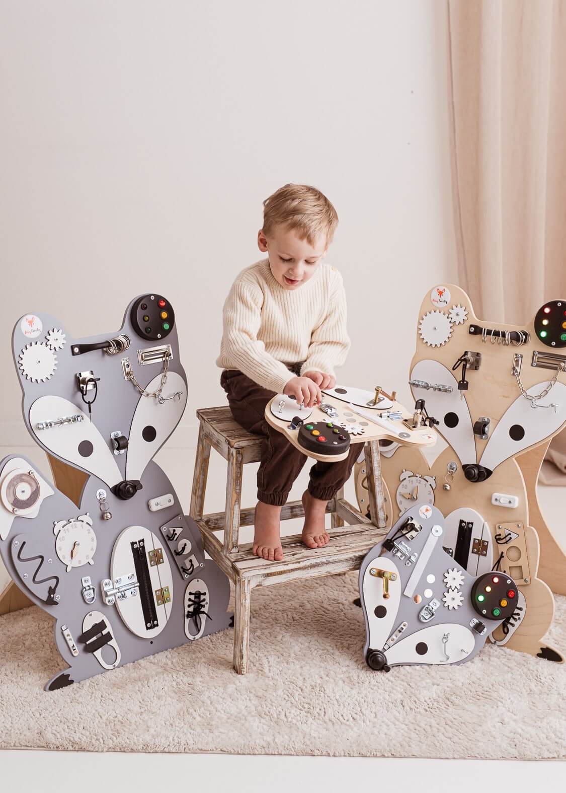 Mini Motorikbrett Fuchs in der Anwendung mit Kind