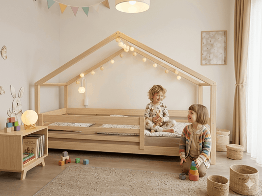 Hausbett EMMI mit Rausfallschutz und spielenden Kindern von Benlemi