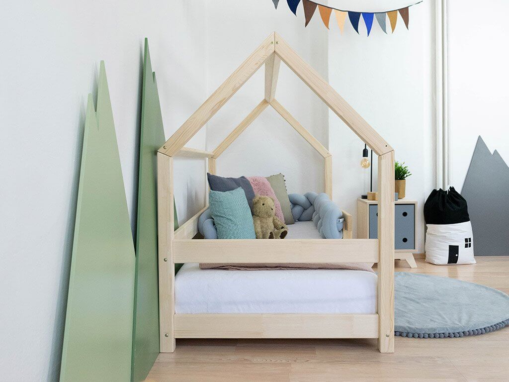 Hausbett FENNA mit Rausfallschutz im Kinderzimmer