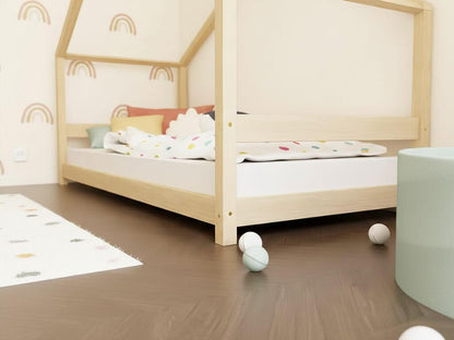 Hausbett NIKA mit Dachform in Natur für Kinder