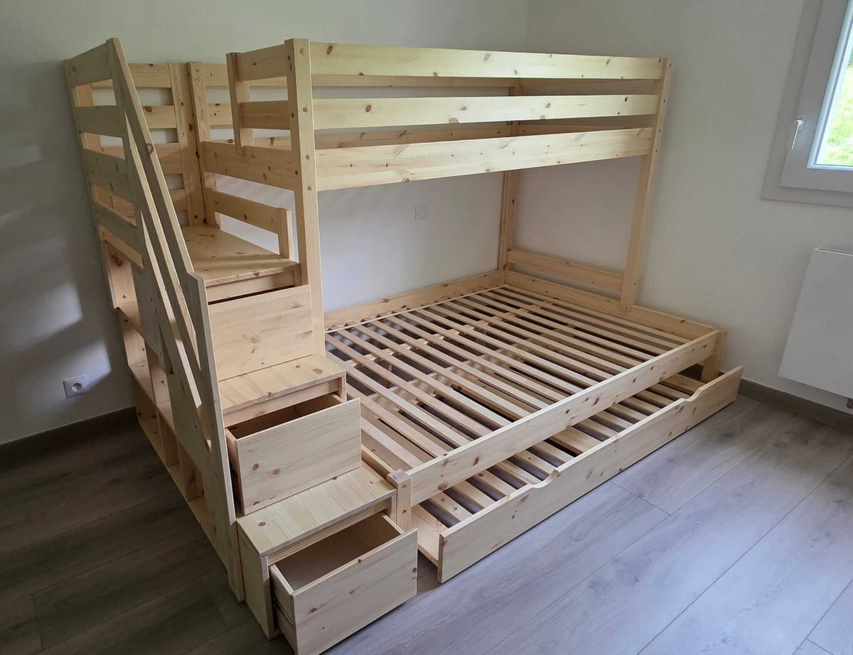 Holz Etagenbett HANNES für 3 Personen mit Stufenregal aus Holz