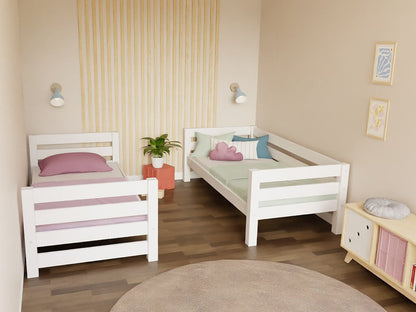 Holz Haus Etagenbett Thea mit Regal in einem gemütlichen Kinderzimmer mit zwei Betten.