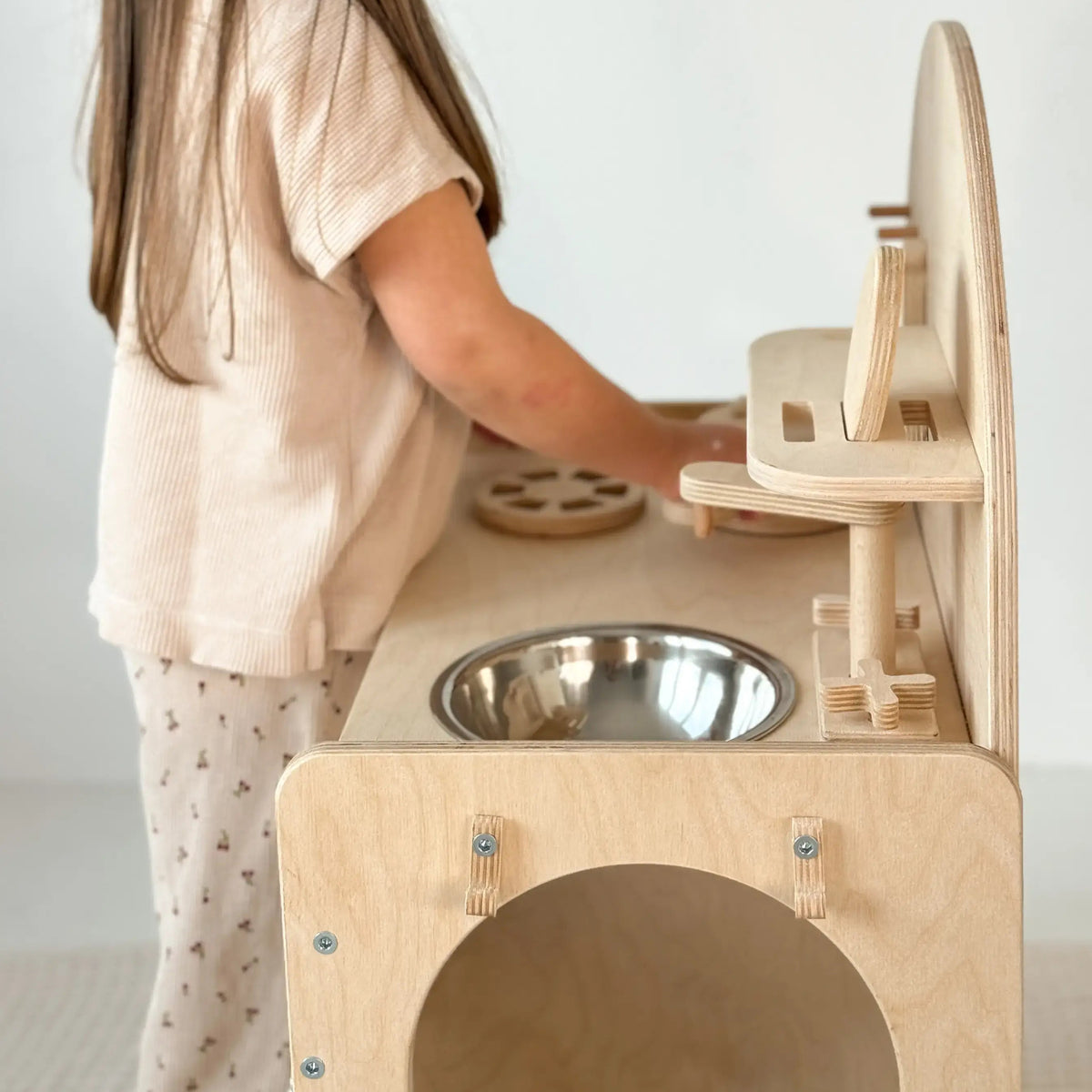 Kinderküche aus Holz im Kinderzimmer