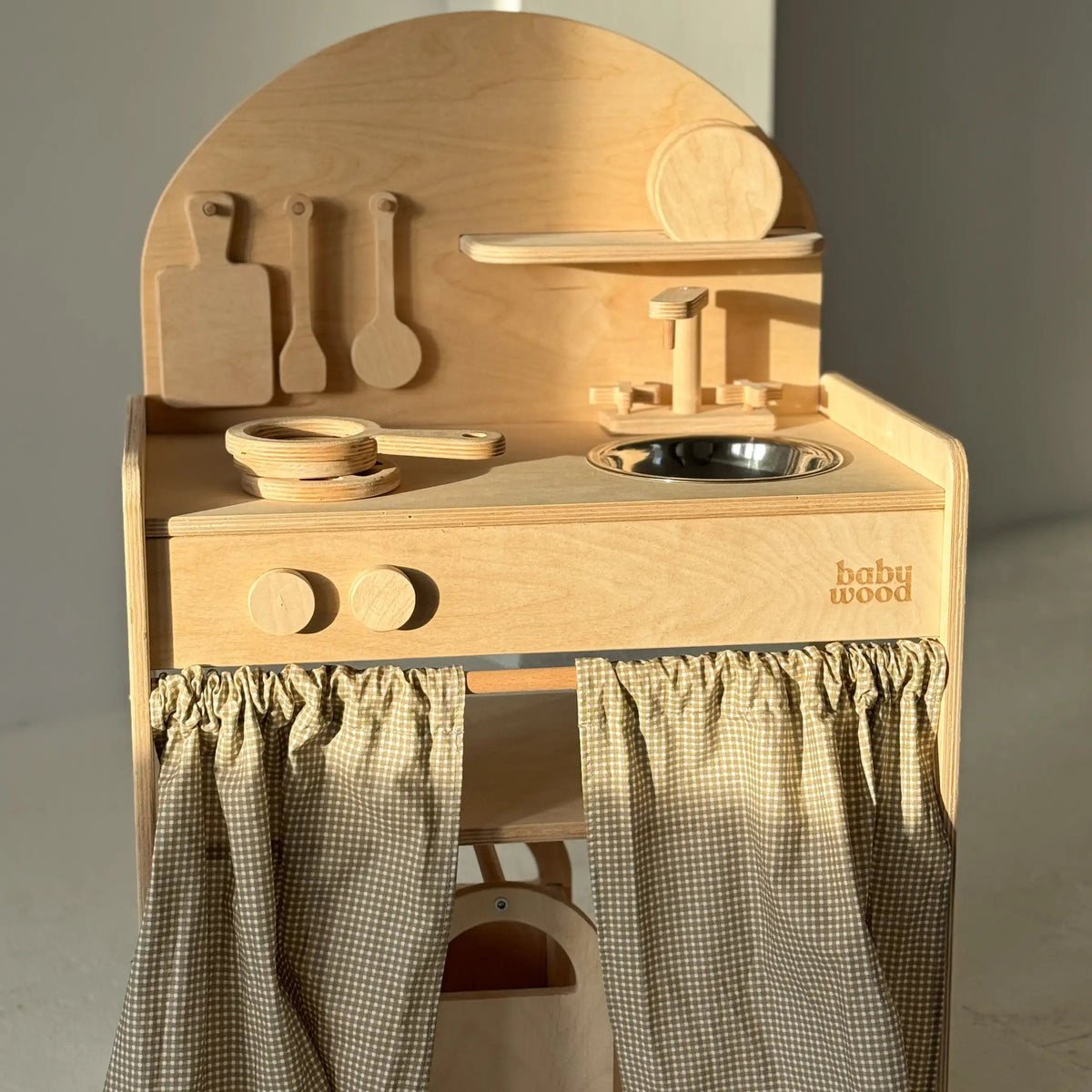 Kinderküche aus Holz für stundenlangen Kochspaß