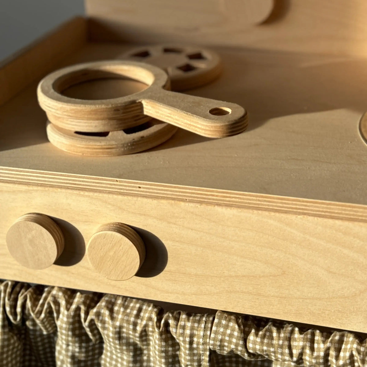 Holz-Kinderküche mit Aufbewahrung für Küchenzubehör