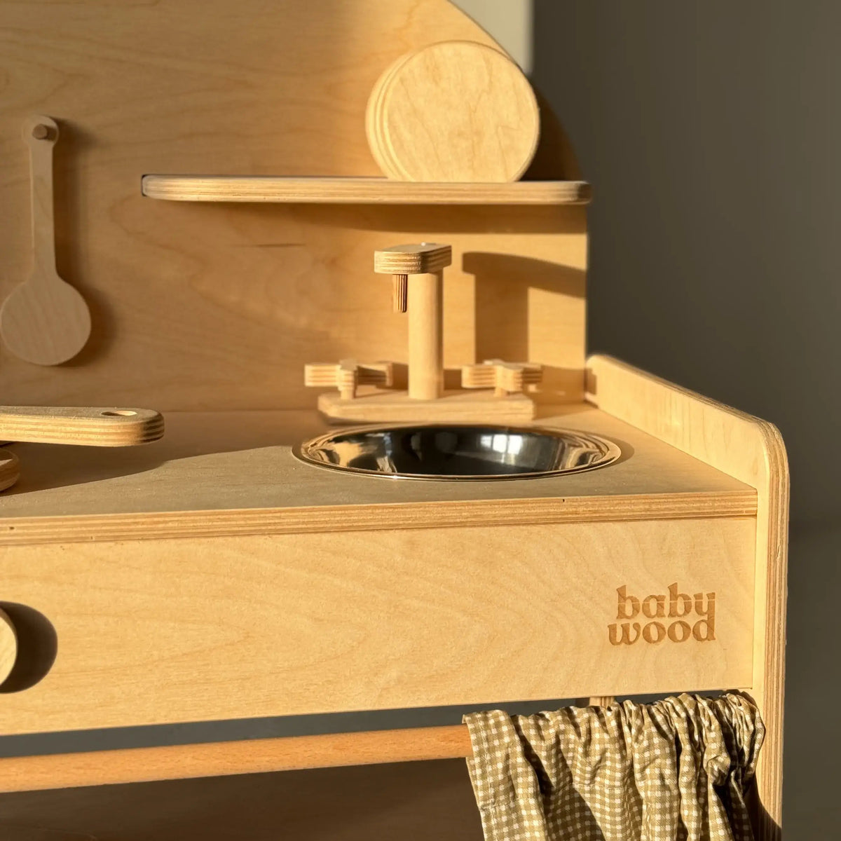 Kinderküche aus Holz im Detail mit Kochfeld