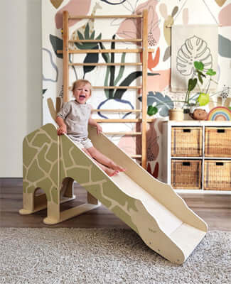 Indoor-Holzrutsche mit Giraffenmotiv im Kinderzimmer