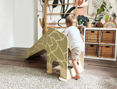 Kind rutscht auf der Indoor Rutsche Giraffe Wildlife