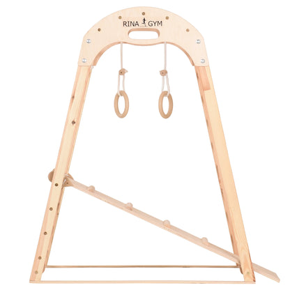 Indoor Spielplatz natur mit Kletternetz und Sprossenleiter