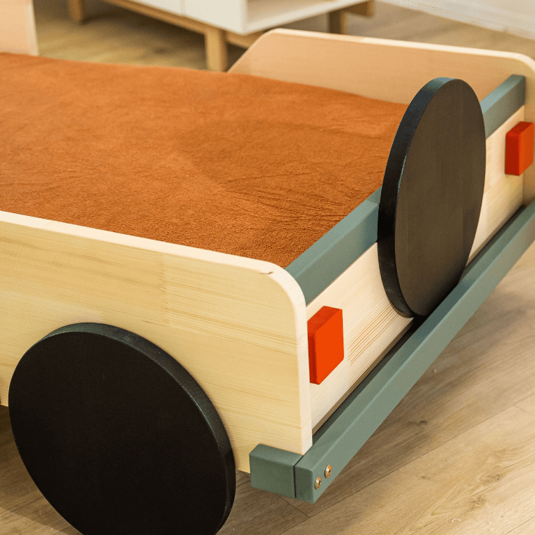 Kinderbett JEEP von hinten im Kinderzimmer