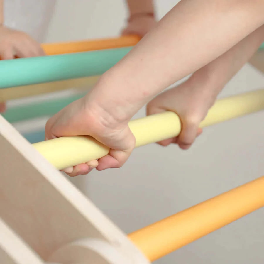 Klettergerüst M als wandelbarer Indoor-Spielplatz