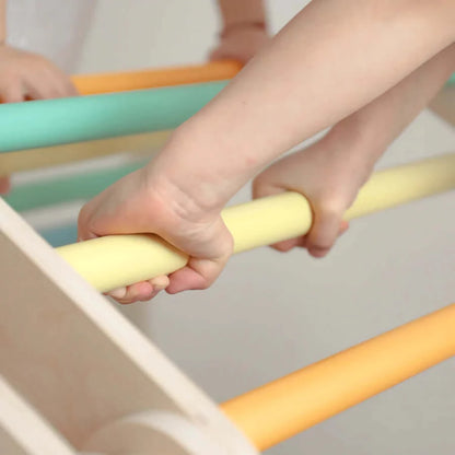 Klettergerüst M als wandelbarer Indoor-Spielplatz