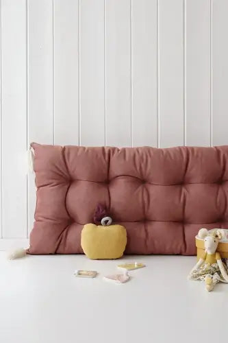 Roséfarbenes Kissen für die Holzwippe im Detail
