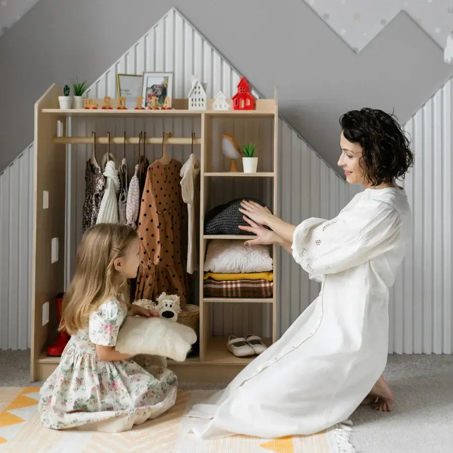 Naturfarbener Kinder-Kleiderschrank aus Holz