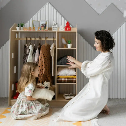 Naturfarbener Kinder-Kleiderschrank aus Holz