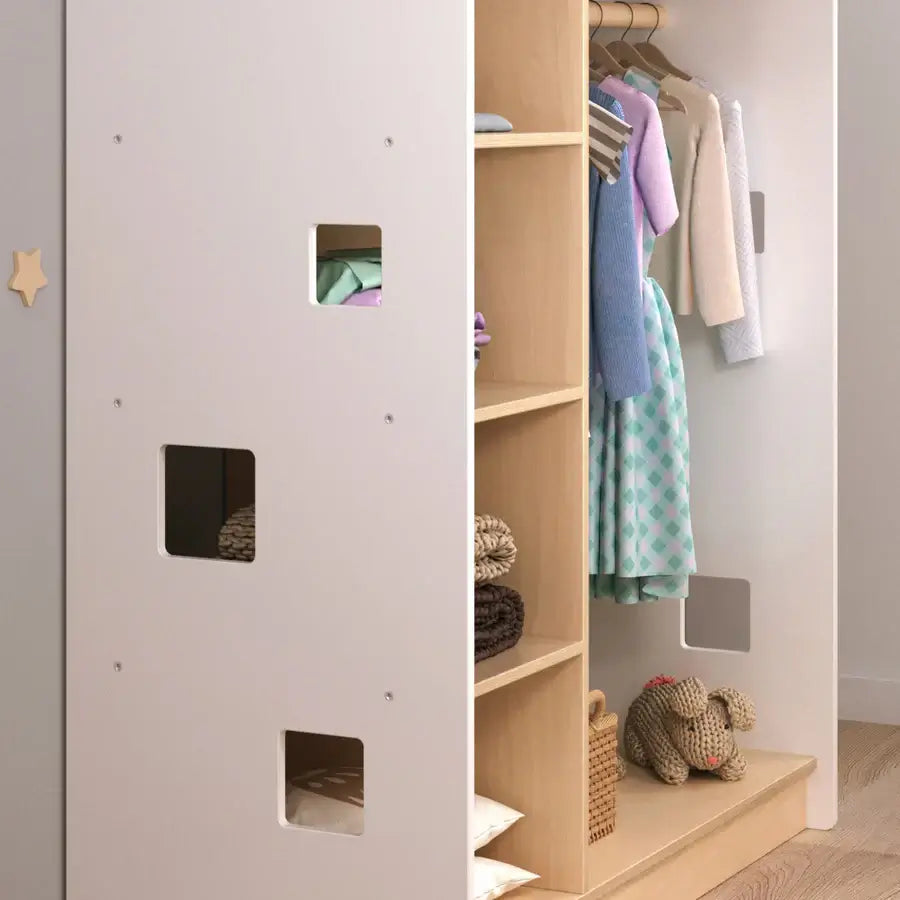 Weißer Kinder-Kleiderschrank im Detail