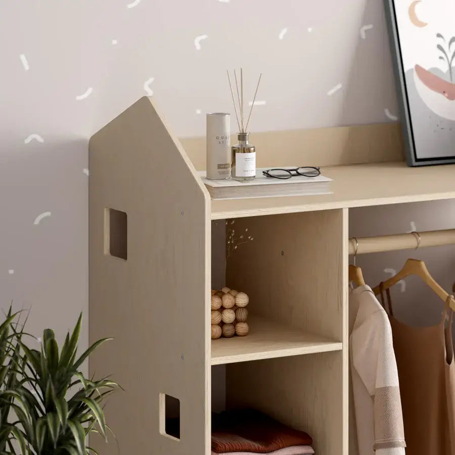 Kleiderschrank für Kinder aus Holz im Kinderzimmer