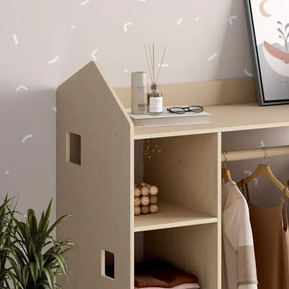 Kleiderschrank für Kinder aus Holz im Kinderzimmer