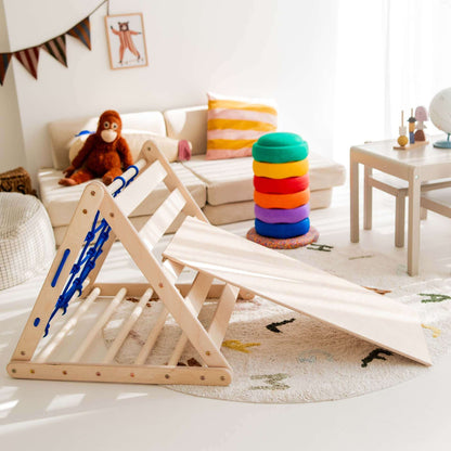 Kletterset Kleiner Tiger mit Kletterdreieck, Kletternetz und Rutsche in einem kinderfreundlichen Raum.