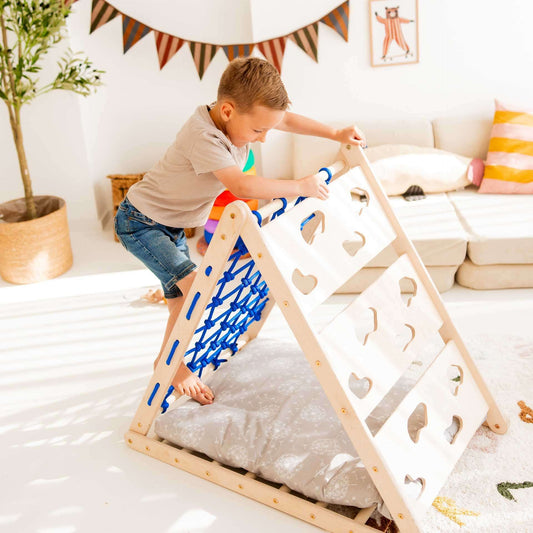 Pikler Kletterdreieck Äffchen aus baltischem Birkenholz mit Seilnetz, Kletterwand und Sprossenleiter im Kinderzimmer