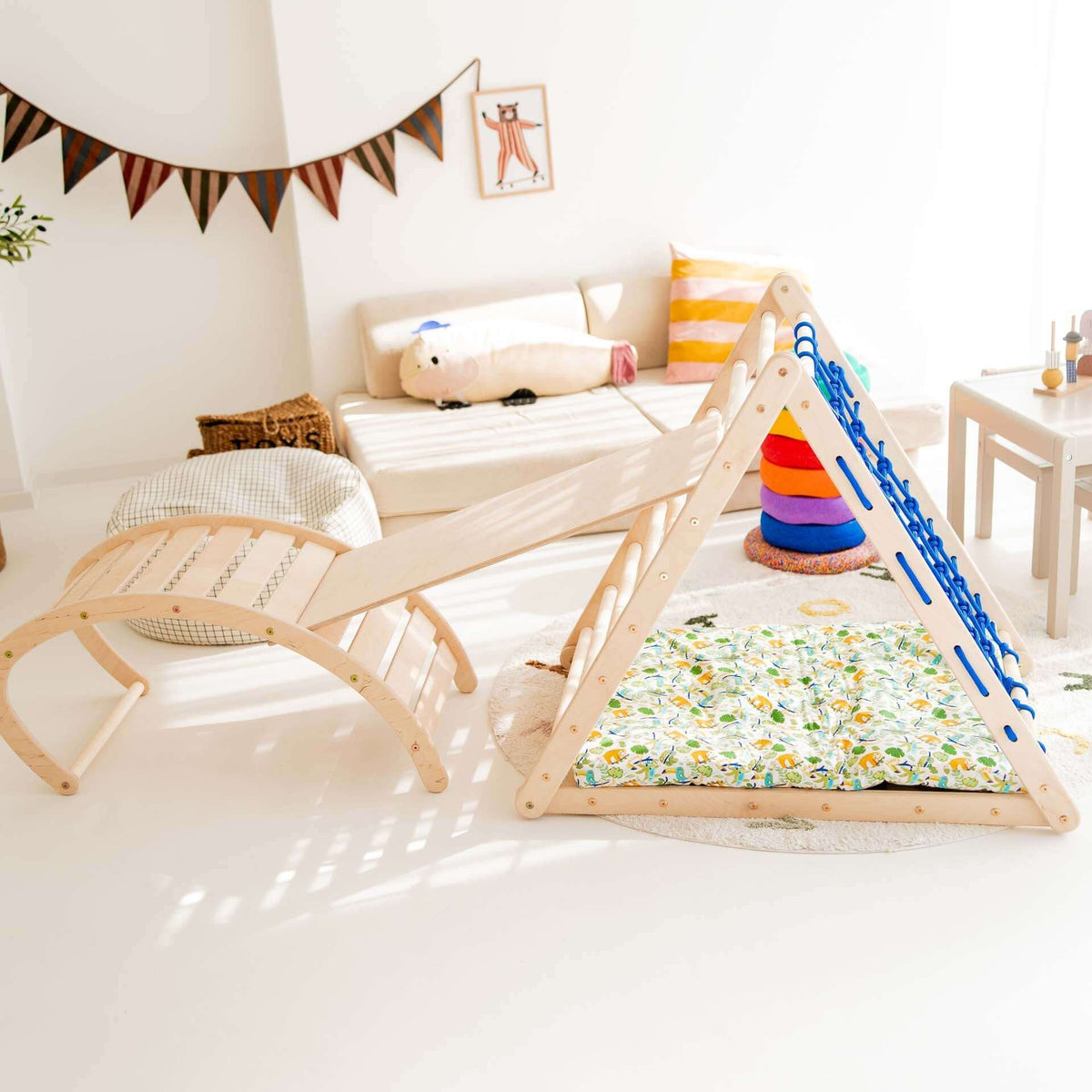 Kletterset Äffchen mit Kletterdreieck und Rutsche in einem hellen Kinderzimmer, ideal für Spiel und Bewegung.