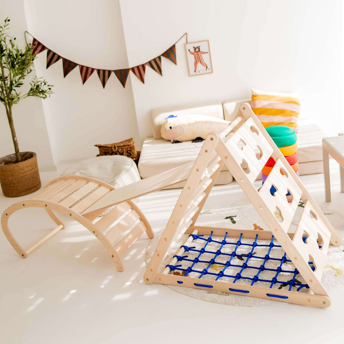 Kletterset Äffchen aus Holz: Kletterdreieck, Rutsche und Schaukelwippe für Kinder. Fördert Bewegungsfähigkeiten.